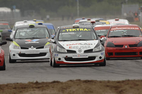 Per Poulsen (midten) fejrer fødselsdag i weekenden og ønsker sig mesterskabet i Renault Clio Cup.